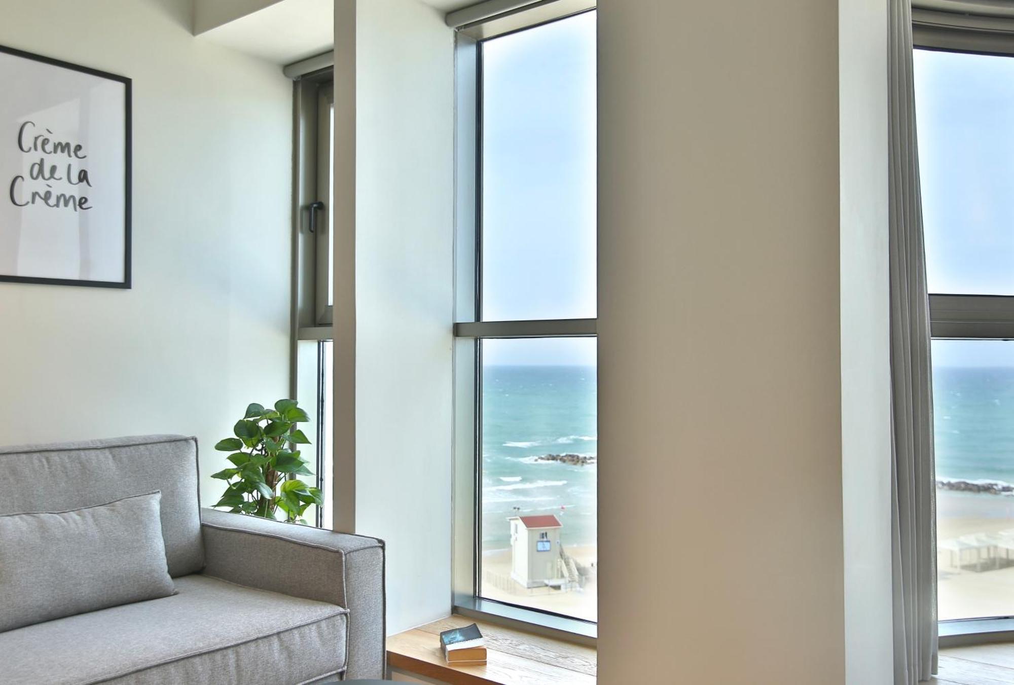 Luxury Suites By Notaly Ariel - Carmel Beach حيفا الغرفة الصورة