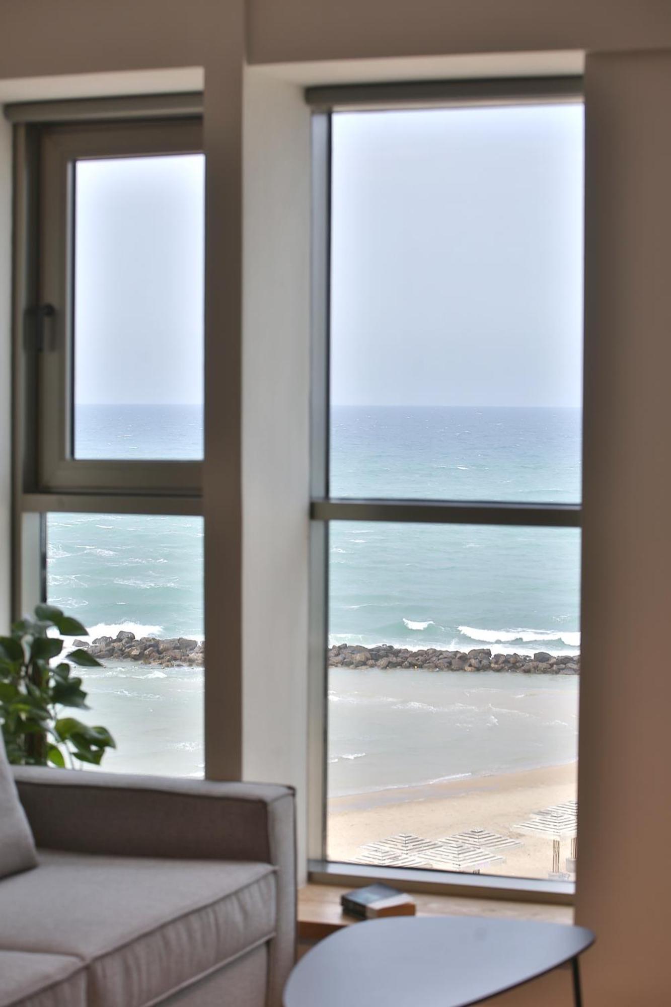 Luxury Suites By Notaly Ariel - Carmel Beach حيفا الغرفة الصورة