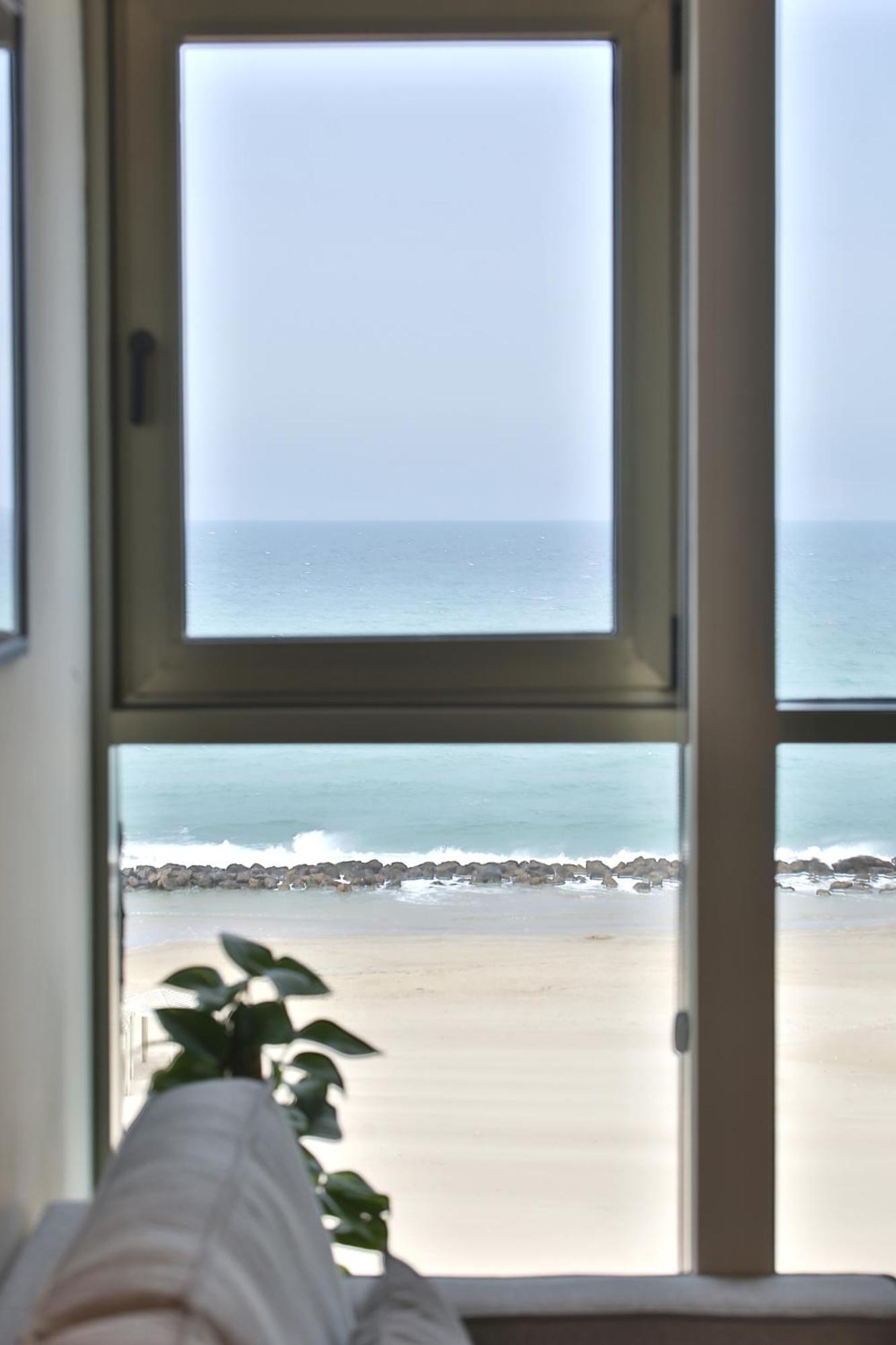 Luxury Suites By Notaly Ariel - Carmel Beach حيفا الغرفة الصورة